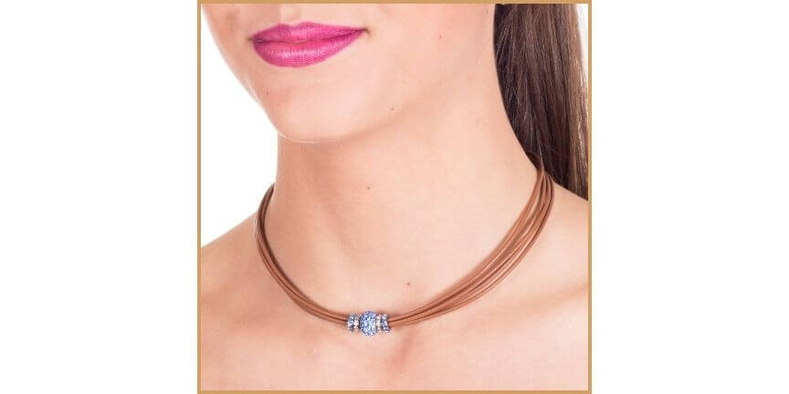 Collares y gargantillas para mujer de cuero con piezas centrales de brillantes de fino cristal multicolor en plata y rondelles de strass.