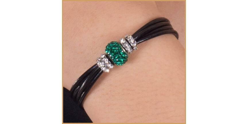 Pulseras de cuero liso o cuero sintético trenzado con piezas centrales de brillantes de fino cristal multicolor en plata y rondelles de strass.