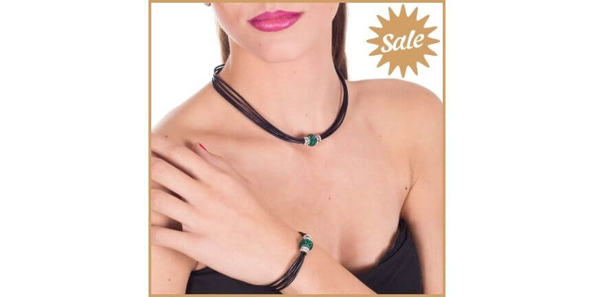 Sets conjuntos de collar y pulsera en cuero premium o cuero sintético.  Disponemos de collares cortos o gargantillas de cuero con piezas centrales de brillantes de cristal fino a juego con sus pulseras.