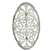 Broche ovalado en metal plateado y brillantes de strass en color blanco. Mide 8 cm de largo por 5 cm de ancho.El alfiler trasero es de 6 cm con cierre de seguridad. Un complemento ideal para lucir como broche sobre la ropa, un bolso, un sombrero o un collar.