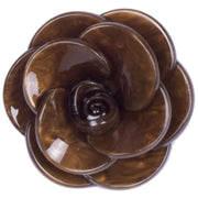 Broche flor camelia de resina brillante color kaki de 7 cm de diámetro. Cierre metálico dorado de alfiler con seguro. El complemento ideal para lucir como broche sobre la ropa, un bolso, un sombrero o un collar. Lo hay en marrón chocolate, azul, fucsia y Kaki.