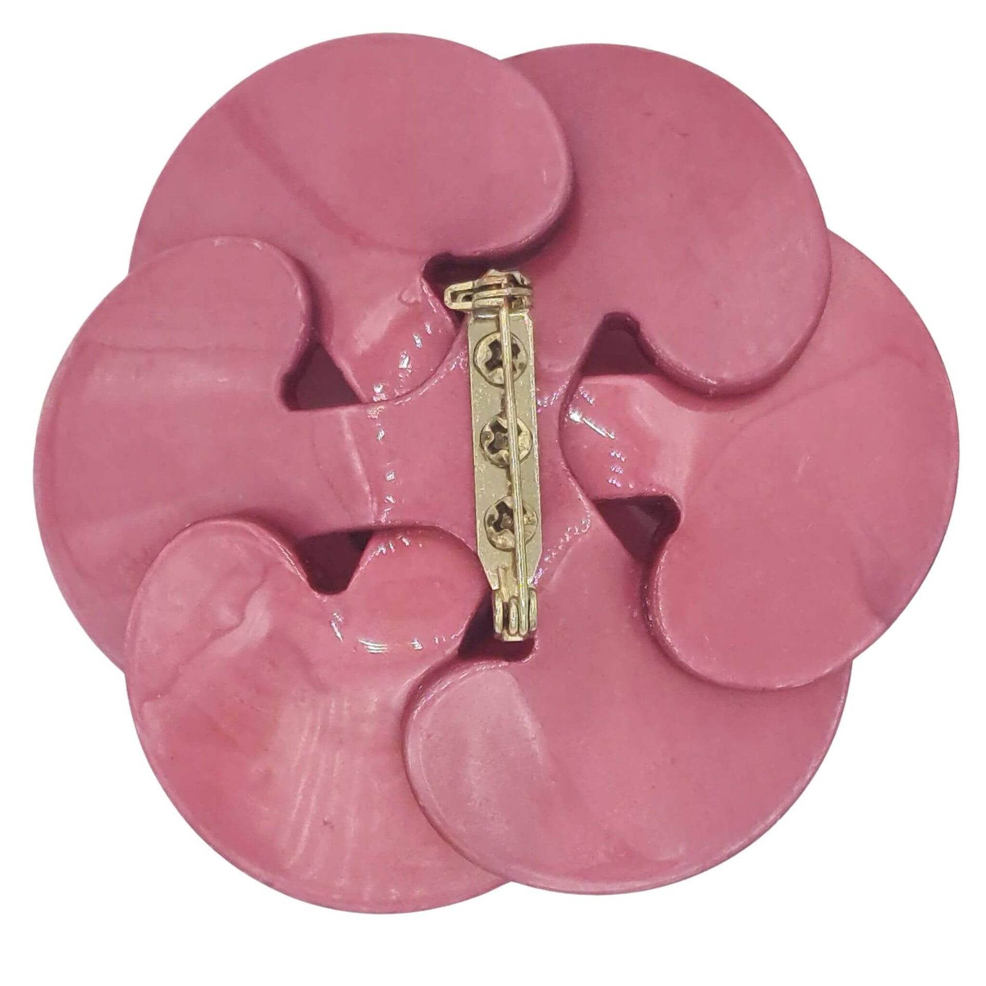 Broche flor camelia de resina brillante color fucsia de 7 cm de diámetro. Cierre metálico dorado de alfiler. El complemento ideal para lucir como broche sobre la ropa, un bolso, un sombrero o un collar. Lo hay en marrón chocolate, fucsia, azul y Kaki.