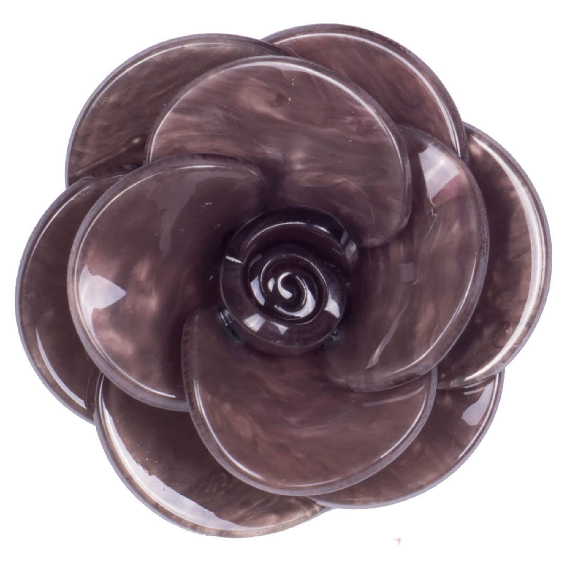 Broche flor camelia de resina brillante color marrón oscuro de 7 cm de diámetro. Cierre metálico dorado de alfiler con seguro. El complemento ideal para lucir como broche sobre la ropa, un bolso, un sombrero o un collar. Lo hay en colores marrón chocolate, fucsia, azul, kaki y marrón oscuro.