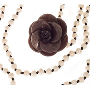 Broche flor camelia de resina brillante color marrón oscuro de 7 cm de diámetro. Cierre metálico dorado de alfiler con seguro. El complemento ideal para lucir como broche sobre la ropa, un bolso, un sombrero o un collar. Lo hay en colores marrón chocolate, fucsia, azul, kaki y marrón oscuro.