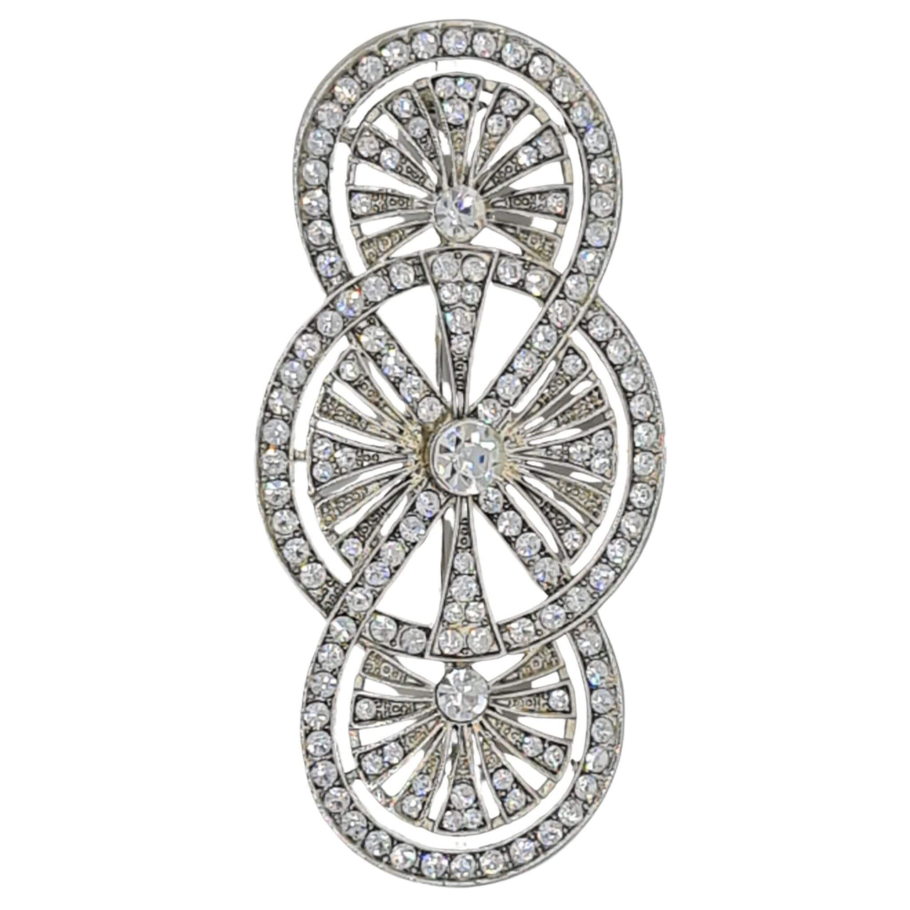 Broche alargado en metal plateado y brillantes de strass en color blanco. Mide 8 cm de largo por 4 cm de ancho. El alfiler trasero es de 7 cm con cierre de seguridad. Un complemento ideal para lucir como broche sobre la ropa, un bolso, un sombrero o un collar.