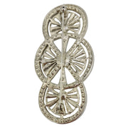 Broche alargado en metal plateado y brillantes de strass en color blanco. Mide 8 cm de largo por 4 cm de ancho. El alfiler trasero es de 7 cm con cierre de seguridad. Un complemento ideal para lucir como broche sobre la ropa, un bolso, un sombrero o un collar.