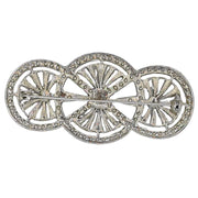 Broche alargado en metal plateado y brillantes de strass en color blanco. Mide 8 cm de largo por 4 cm de ancho. El alfiler trasero es de 7 cm con cierre de seguridad. Un complemento ideal para lucir como broche sobre la ropa, un bolso, un sombrero o un collar.