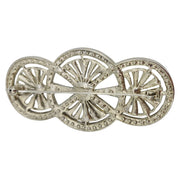 Broche alargado en metal plateado y brillantes de strass en color blanco. Mide 8 cm de largo por 4 cm de ancho. El alfiler trasero es de 7 cm con cierre de seguridad. Un complemento ideal para lucir como broche sobre la ropa, un bolso, un sombrero o un collar.