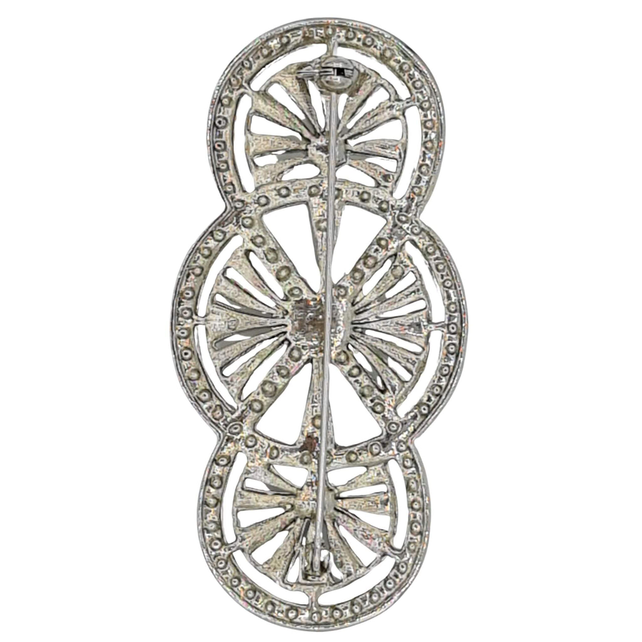 Broche alargado en metal plateado y brillantes de strass en color blanco. Mide 8 cm de largo por 4 cm de ancho. El alfiler trasero es de 7 cm con cierre de seguridad. Un complemento ideal para lucir como broche sobre la ropa, un bolso, un sombrero o un collar.