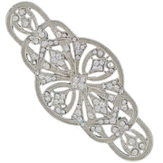 Broche alargado en metal plateado y brillantes de strass en color blanco. Mide 9 cm de largo por 4 cm de ancho. El alfiler trasero es de 6 cm con cierre de seguridad. Un complemento ideal para lucir como broche sobre la ropa, un bolso, un sombrero o un collar.