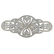 Broche alargado en metal plateado y brillantes de strass en color blanco. Mide 9 cm de largo por 4 cm de ancho. El alfiler trasero es de 6 cm con cierre de seguridad. Un complemento ideal para lucir como broche sobre la ropa, un bolso, un sombrero o un collar.