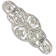 Broche alargado en metal plateado y brillantes de strass en color blanco. Mide 9 cm de largo por 4 cm de ancho. El alfiler trasero es de 6 cm con cierre de seguridad. Un complemento ideal para lucir como broche sobre la ropa, un bolso, un sombrero o un collar.