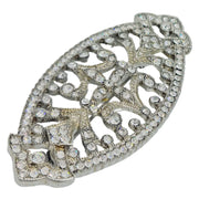 Broche ovalado en forma de pera en metal plateado y brillantes de strass en color blanco. Mide 7 cm de largo por 3 cm de ancho. El alfiler trasero es de 5 cm con cierre de seguridad. Un complemento ideal para lucir como broche sobre la ropa, un bolso, un sombrero o un collar.