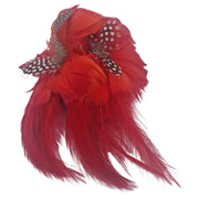 Broche-tocado de plumas en color rojo. Mide 16 cm x 12 cm aproximadamente. En la parte trasera lleva metal plateado con alfiler para usarlo como broche y una horquilla para lucirlo en el pelo como un tocado. También puede lucirse decorando un bolso o un sombrero.