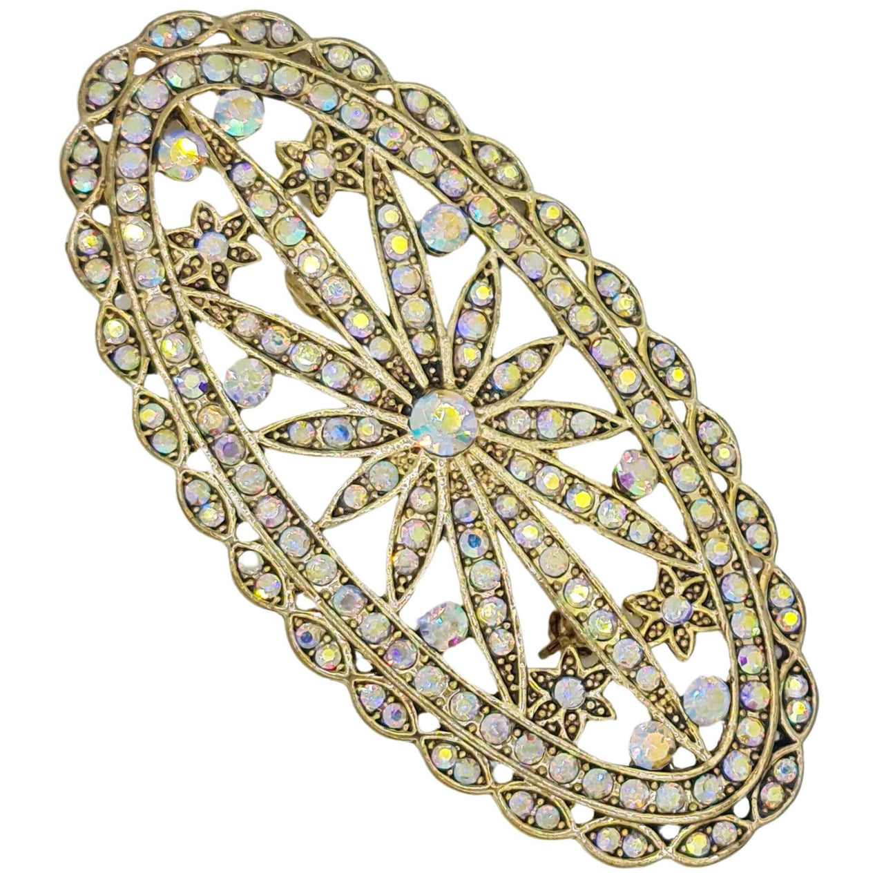 Broche ovalado en metal dorado y brillantes de strass en color blanco. Mide 8 cm de largo por 4 cm de ancho. El alfiler trasero es de 6 cm con cierre de seguridad. Lo hay en distintos colores: gris oscuro, azul marino, blanco y verde. El complemento ideal para lucir como broche sobre la ropa, un bolso, un sombrero o un collar.