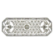 Broche rectangular en metal plateado y brillantes de strass en color blanco. Mide 8 cm de largo por 3 cm de ancho.&nbsp; El alfiler trasero es de 6 cm con cierre de seguridad. Un complemento ideal para lucir como broche sobre la ropa, un bolso, un sombrero o un collar.