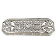 Broche rectangular en metal plateado y brillantes de strass en color blanco. Mide 8 cm de largo por 3 cm de ancho.&nbsp; El alfiler trasero es de 6 cm con cierre de seguridad. Un complemento ideal para lucir como broche sobre la ropa, un bolso, un sombrero o un collar.