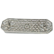 Broche rectangular en metal plateado y brillantes de strass en color blanco. Mide 8 cm de largo por 3 cm de ancho.&nbsp; El alfiler trasero es de 6 cm con cierre de seguridad. Un complemento ideal para lucir como broche sobre la ropa, un bolso, un sombrero o un collar.