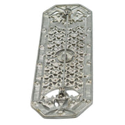 Broche rectangular en metal plateado y brillantes de strass en color blanco. Mide 8 cm de largo por 3 cm de ancho.&nbsp; El alfiler trasero es de 6 cm con cierre de seguridad. Un complemento ideal para lucir como broche sobre la ropa, un bolso, un sombrero o un collar.