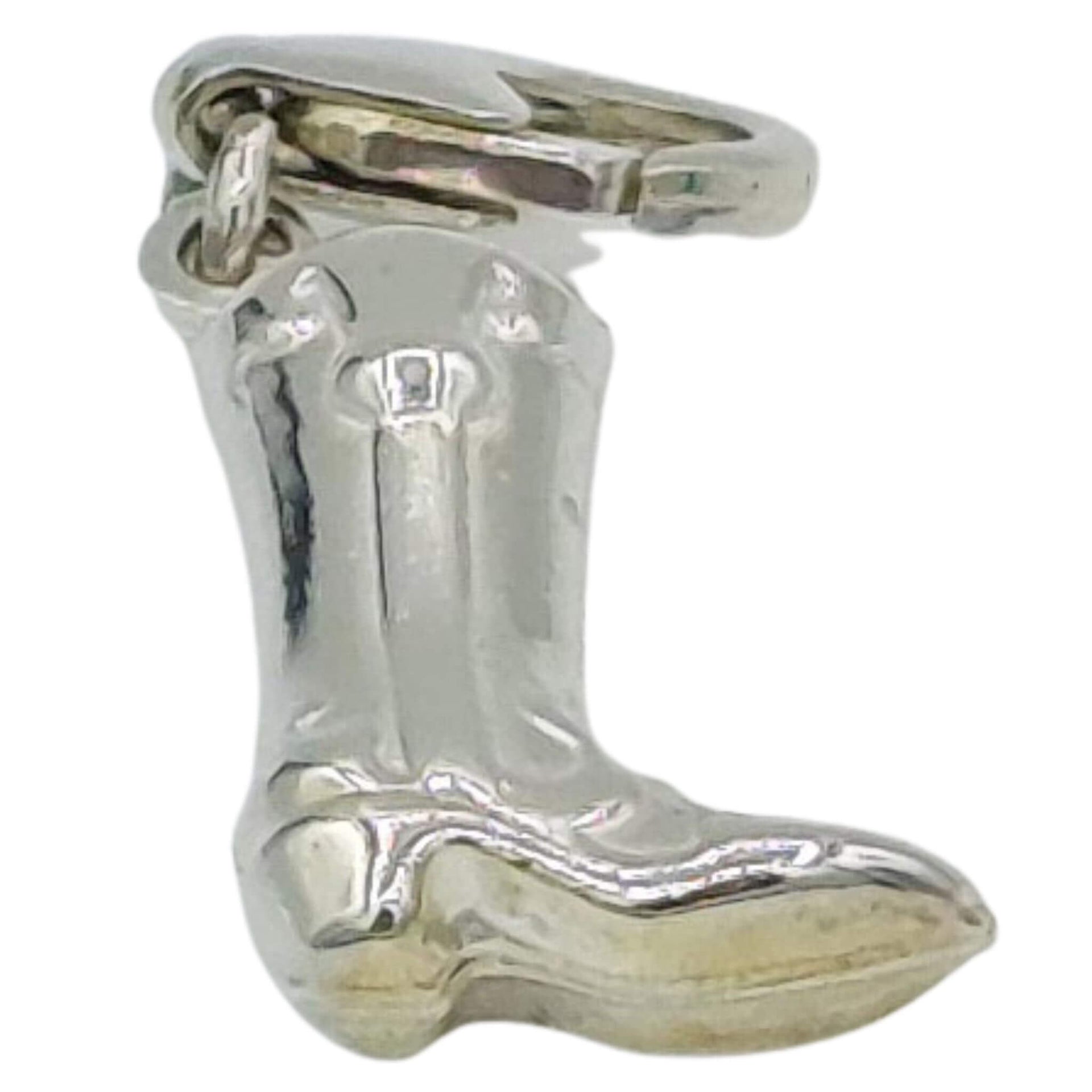 Charm colgante bota de cowboy en Plata de Ley. Mide 17 mm de alto x 11 mm ancho sin contar con el cierre mosquetón. Ideal para combinar como colgante con una cadena de plata o colgar de una pulsera con el cierre mosquetón.