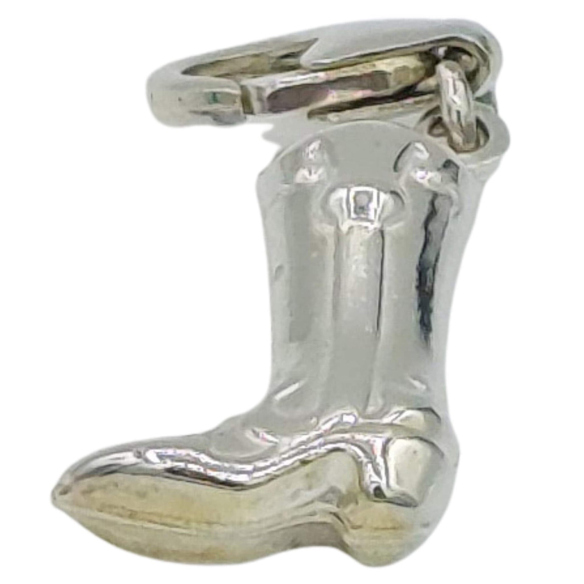 Charm colgante bota de cowboy en Plata de Ley. Mide 17 mm de alto x 11 mm ancho sin contar con el cierre mosquetón. Ideal para combinar como colgante con una cadena de plata o colgar de una pulsera con el cierre mosquetón.