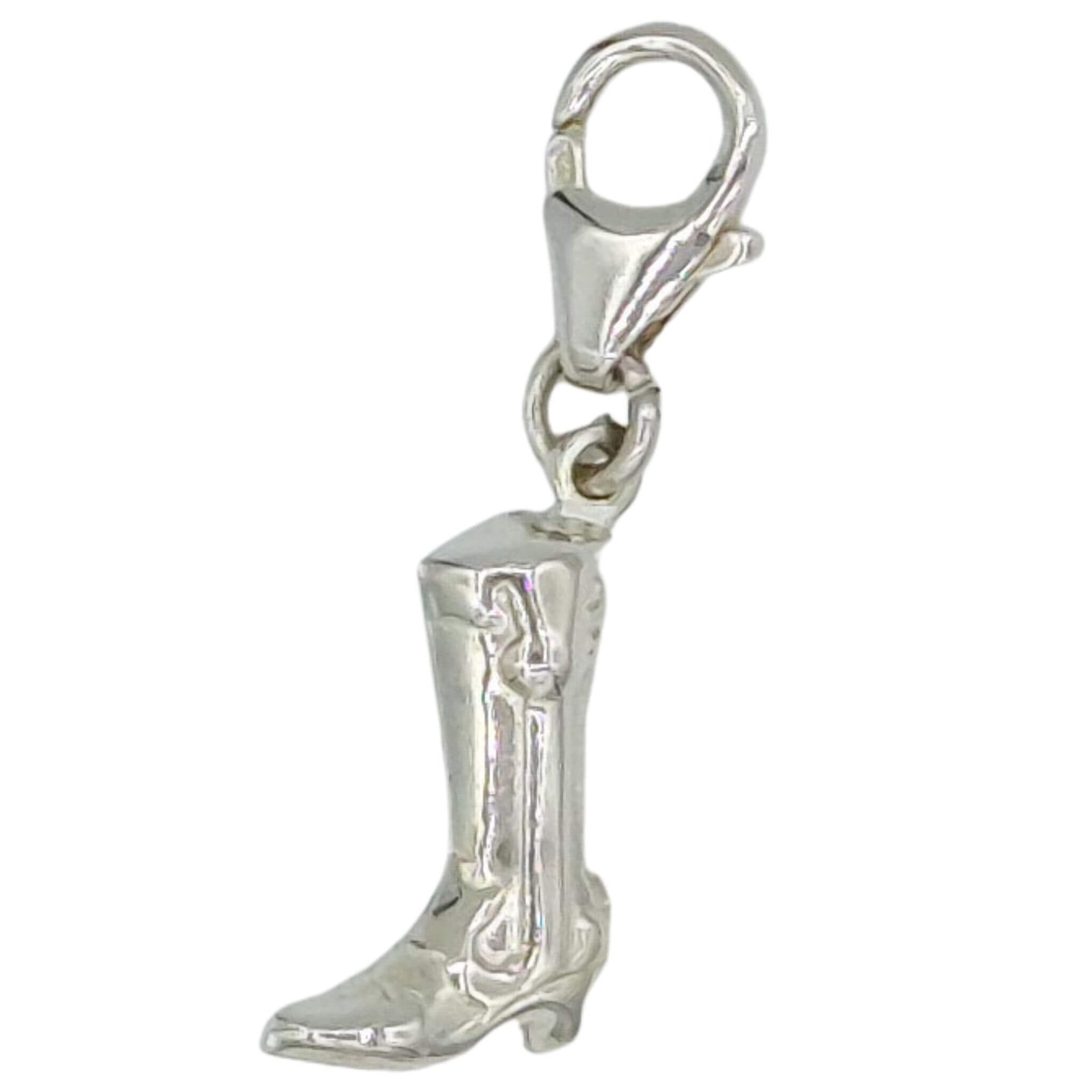 Charm colgante bota de cowboy en Plata de Ley. Mide 17 mm de alto x 11 mm ancho sin contar con el cierre mosquetón. Ideal para combinar como colgante con una cadena de plata o colgar de una pulsera con el cierre mosquetón.