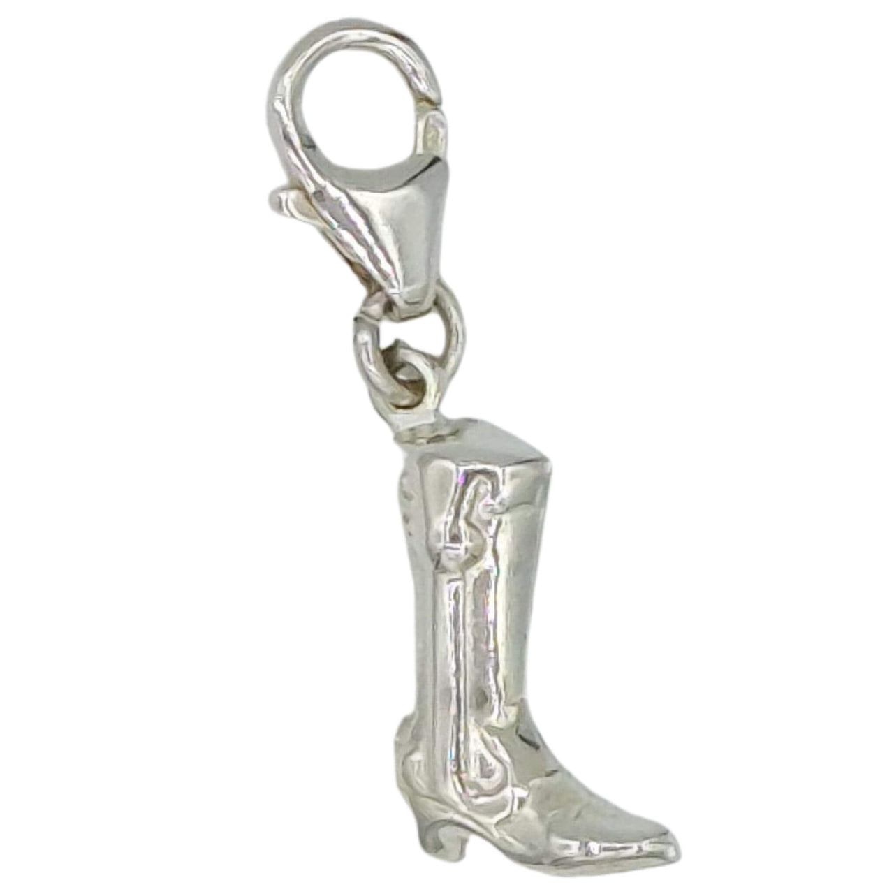 Charm colgante bota de cowboy en Plata de Ley. Mide 17 mm de alto x 11 mm ancho sin contar con el cierre mosquetón. Ideal para combinar como colgante con una cadena de plata o colgar de una pulsera con el cierre mosquetón.