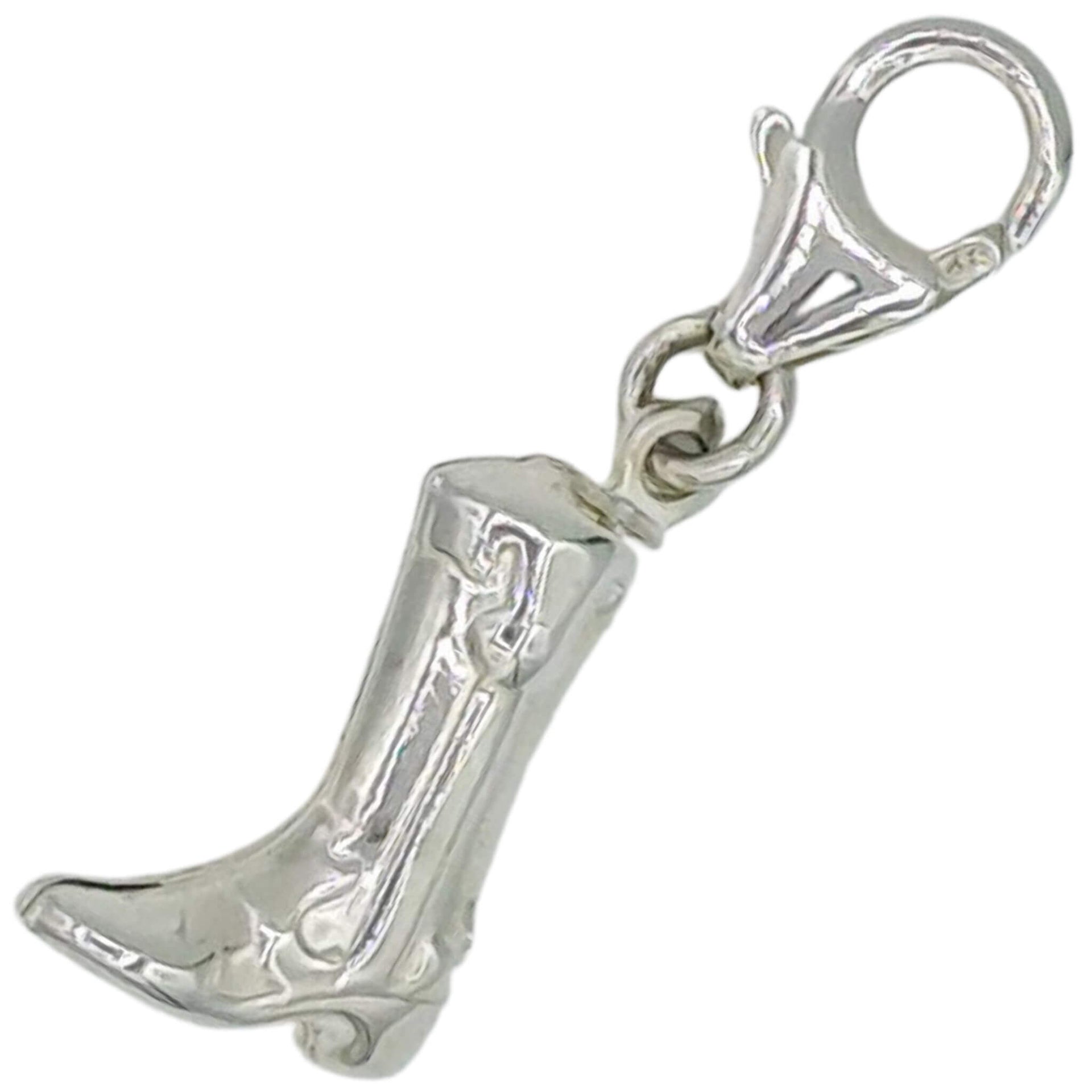 Charm colgante bota de cowboy en Plata de Ley. Mide 17 mm de alto x 11 mm ancho sin contar con el cierre mosquetón. Ideal para combinar como colgante con una cadena de plata o colgar de una pulsera con el cierre mosquetón.