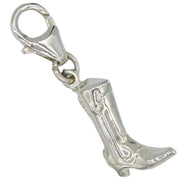 Charm colgante bota de cowboy en Plata de Ley. Mide 17 mm de alto x 11 mm ancho sin contar con el cierre mosquetón. Ideal para combinar como colgante con una cadena de plata o colgar de una pulsera con el cierre mosquetón.