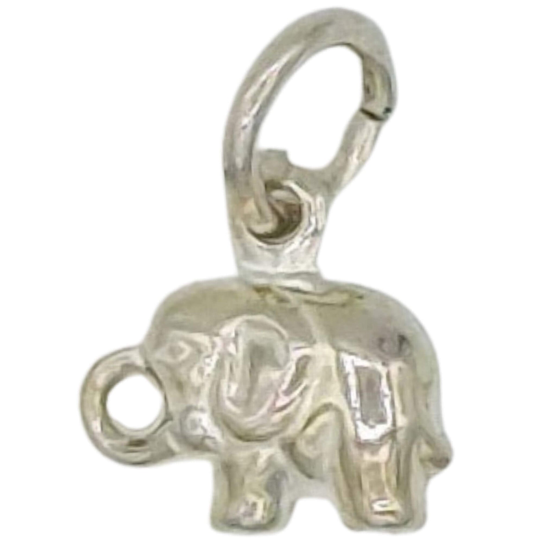 Charm elefante colgante de Plata de ley. Elefante de 1 cm alto x 1 cm ancho. Puede ir con anilla para poder colgarlo de una cadena o colgar con su cierre mosquetón de una pulsera de plata.