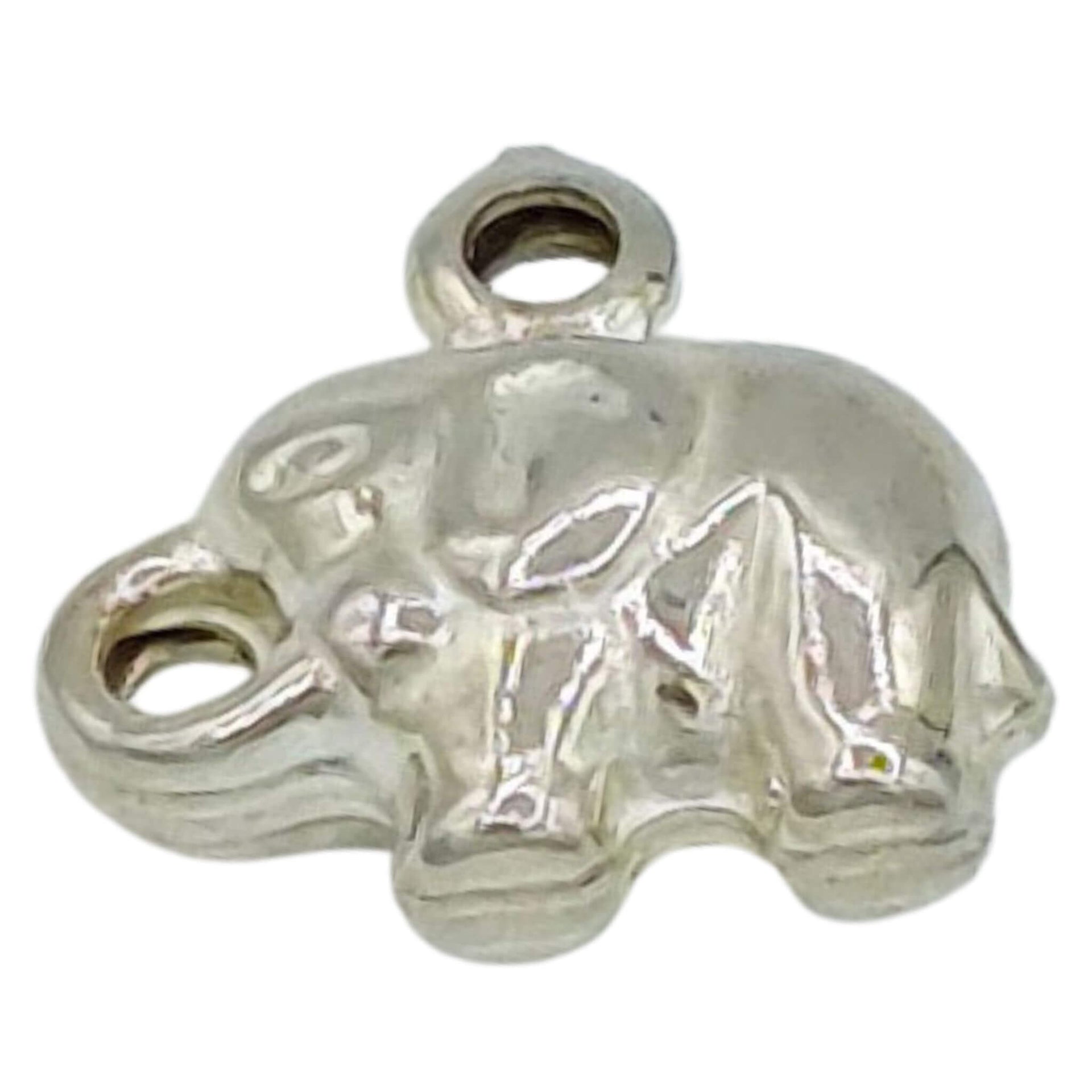 Charm elefante colgante de Plata de ley. Elefante de 1 cm alto x 1 cm ancho. Puede ir con anilla para poder colgarlo de una cadena o colgar con su cierre mosquetón de una pulsera de plata.