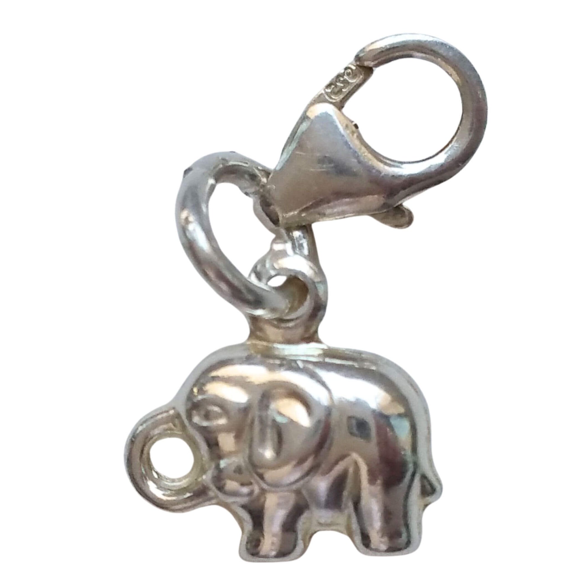 Charm elefante colgante de Plata de ley. Elefante de 1 cm alto x 1 cm ancho. Puede ir con anilla para poder colgarlo de una cadena o colgar con su cierre mosquetón de una pulsera de plata.