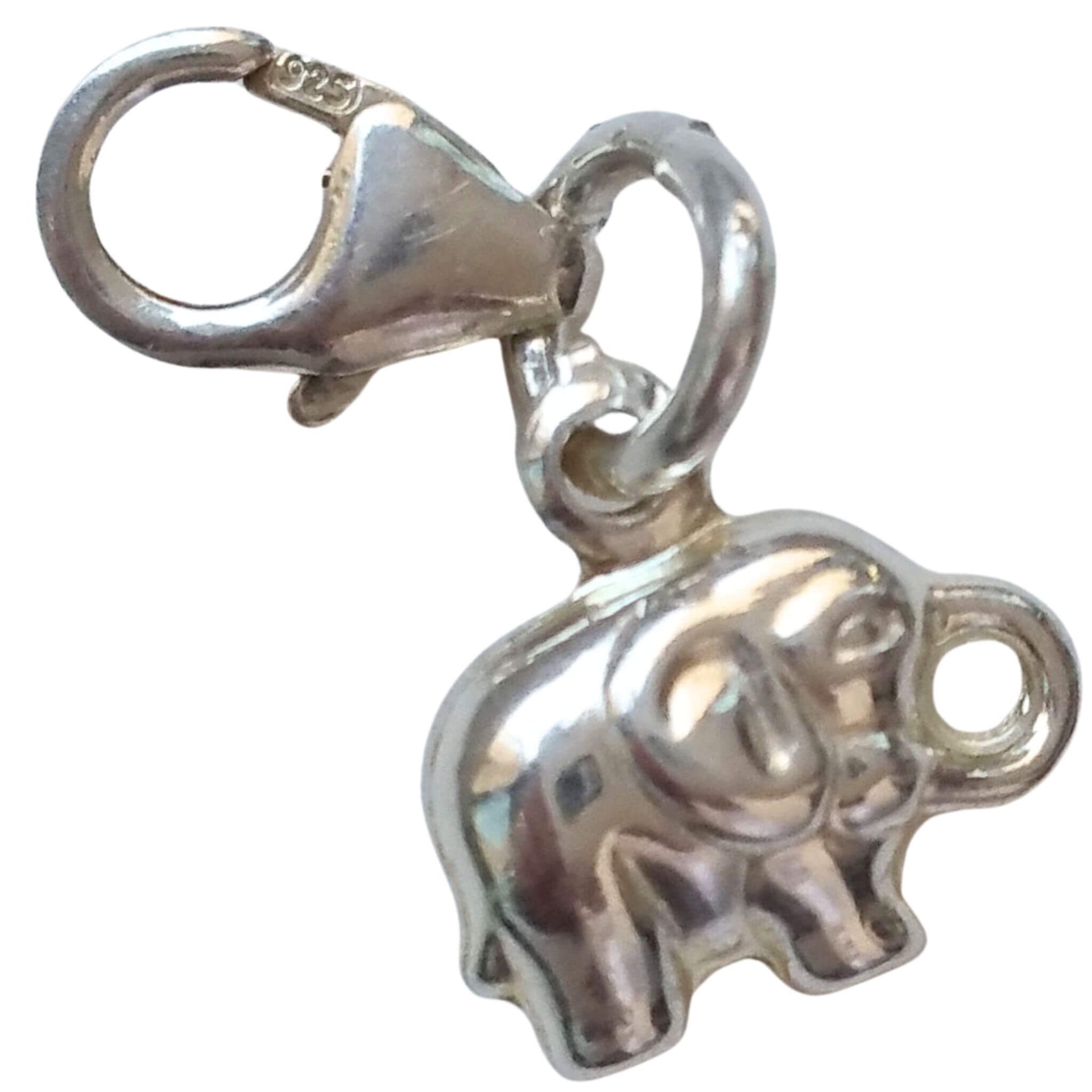 Charm elefante colgante de Plata de ley. Elefante de 1 cm alto x 1 cm ancho. Puede ir con anilla para poder colgarlo de una cadena o colgar con su cierre mosquetón de una pulsera de plata.