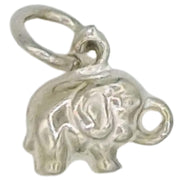 Charm elefante colgante de Plata de ley. Elefante de 1 cm alto x 1 cm ancho. Puede ir con anilla para poder colgarlo de una cadena o colgar con su cierre mosquetón de una pulsera de plata.