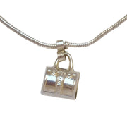 Charm plata maleta-bolso colgante 10 mm de ancho. Ideal para combinar con una cadena de plata o colgar de una pulsera de plata.