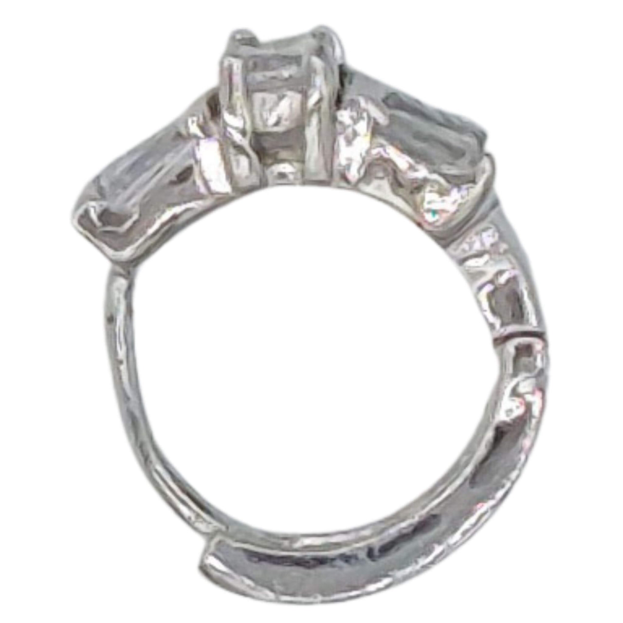 Charm en plata y circonita en forma de anillo de pedida de 15 mm de diámetro. Puede servir como pendiente único o charm colgante para una pulsera o collar. Cierre tipo catalán a presión. 