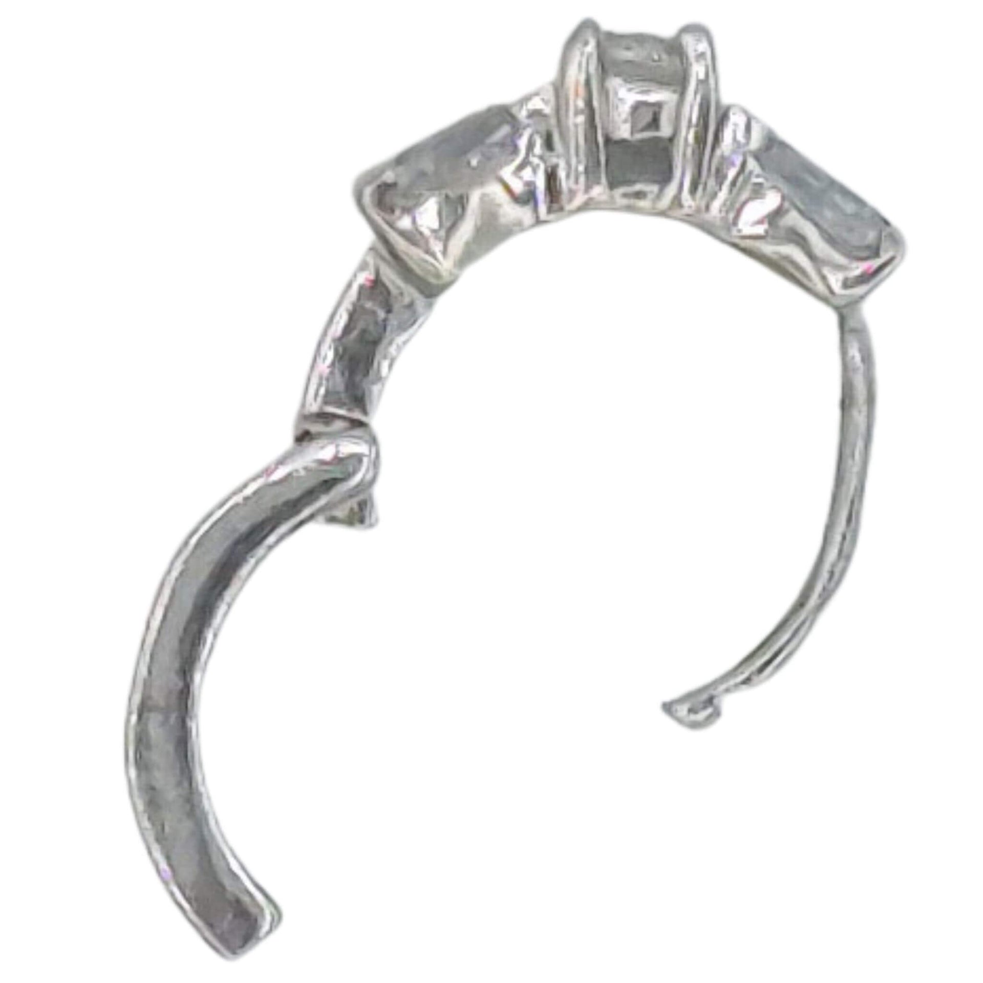 Charm en plata y circonita en forma de anillo de pedida de 15 mm de diámetro. Puede servir como pendiente único o charm colgante para una pulsera o collar. Cierre tipo catalán a presión. 