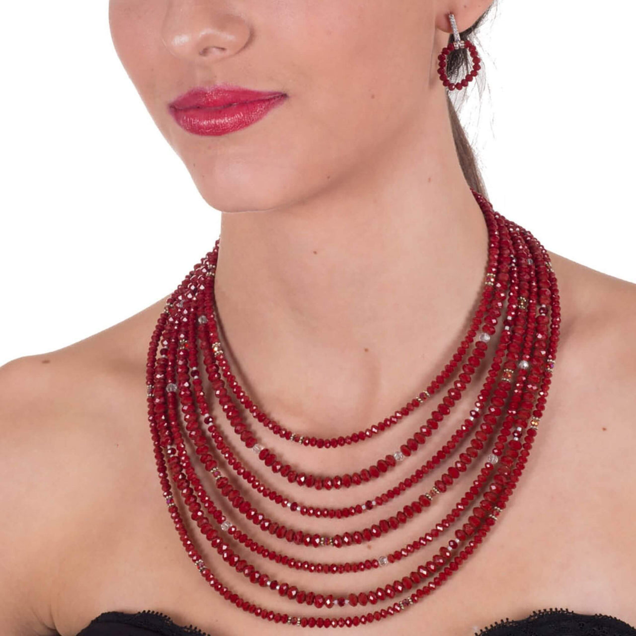 Collar cristal rojo facetado de 6 y 4mm de 7 vueltas. Precioso cierre de plata de ley labrado. Mide 42 cm en su tira más corta. . El broche decorativo es de quita y pon es un regalo incluido en la compra. Dispone de pulsera y pendientes a juego