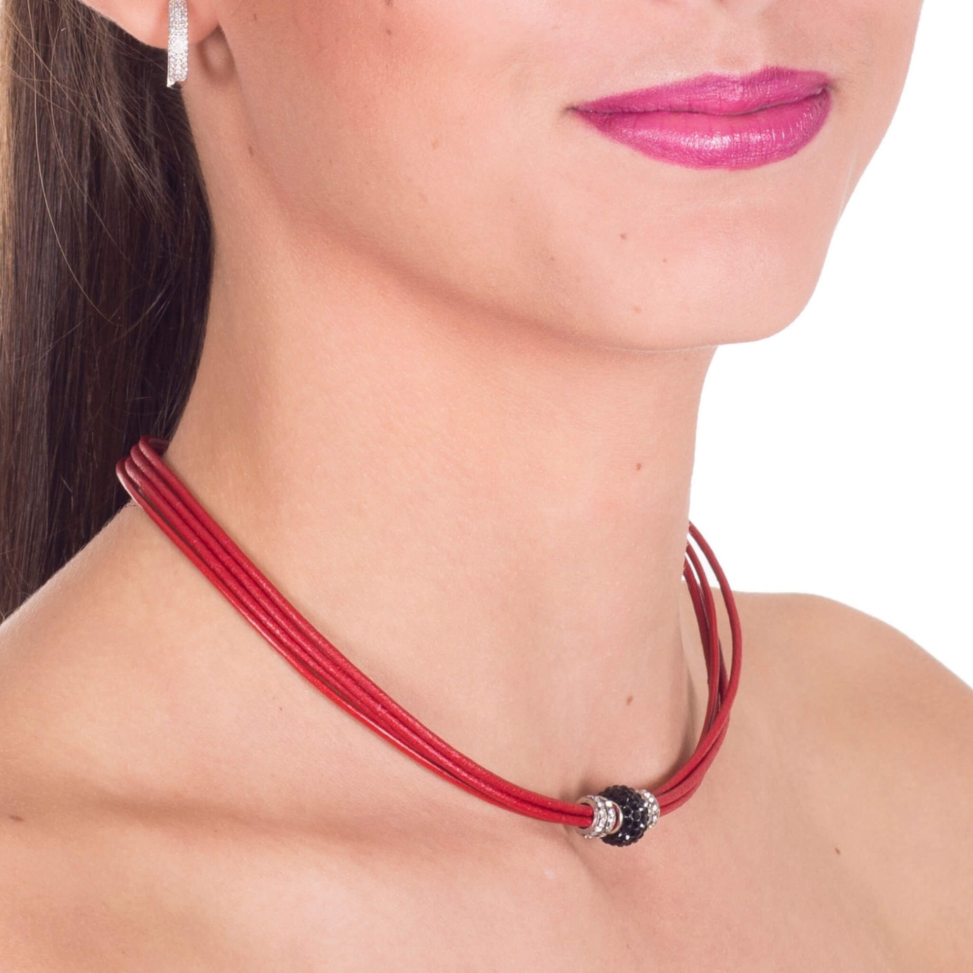 Collar gargantilla de cuero rojo y brillantes de cristal negro