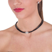 Collar gargantilla de cuero negro y brillantes de cristal blancos