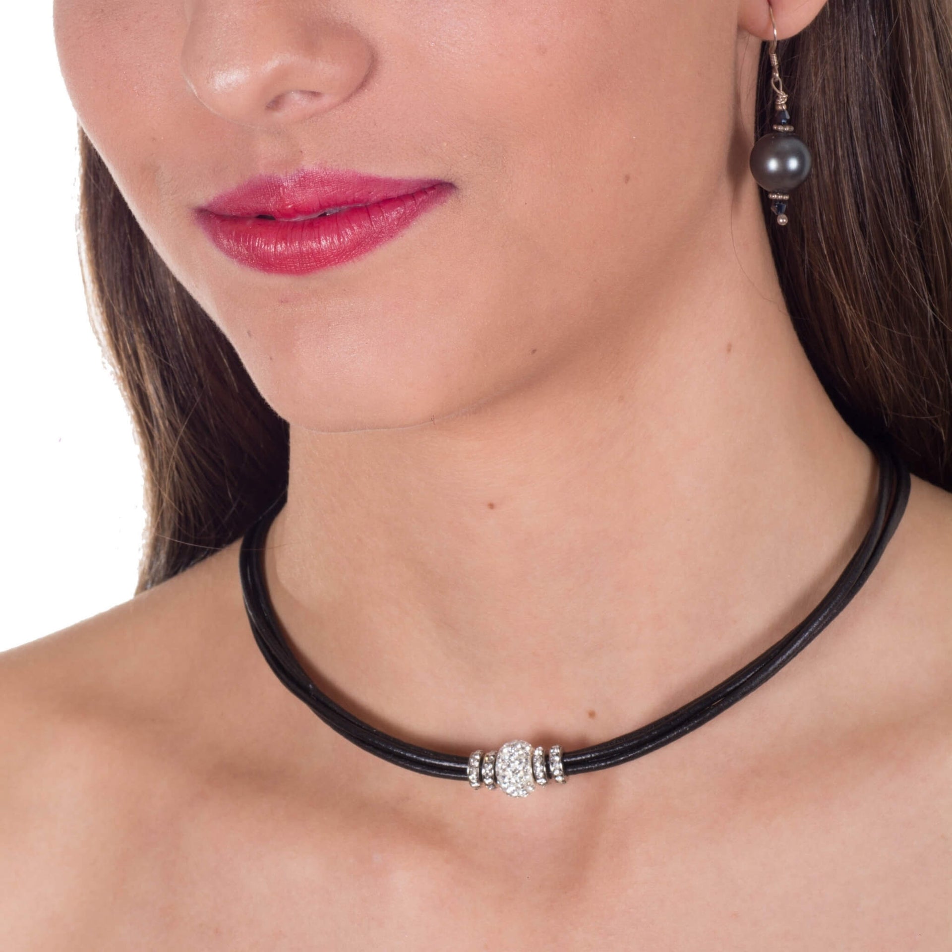 Collar gargantilla de cuero negro y brillantes de cristal blancos