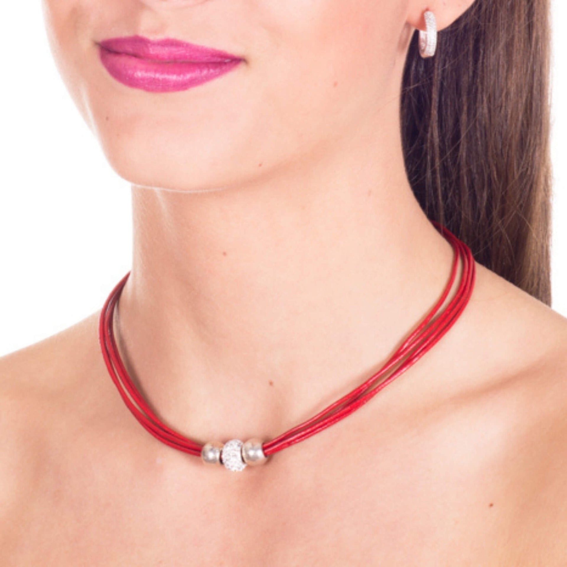 Collar gargantilla de cuero rojo y brillantes de cristal blanco