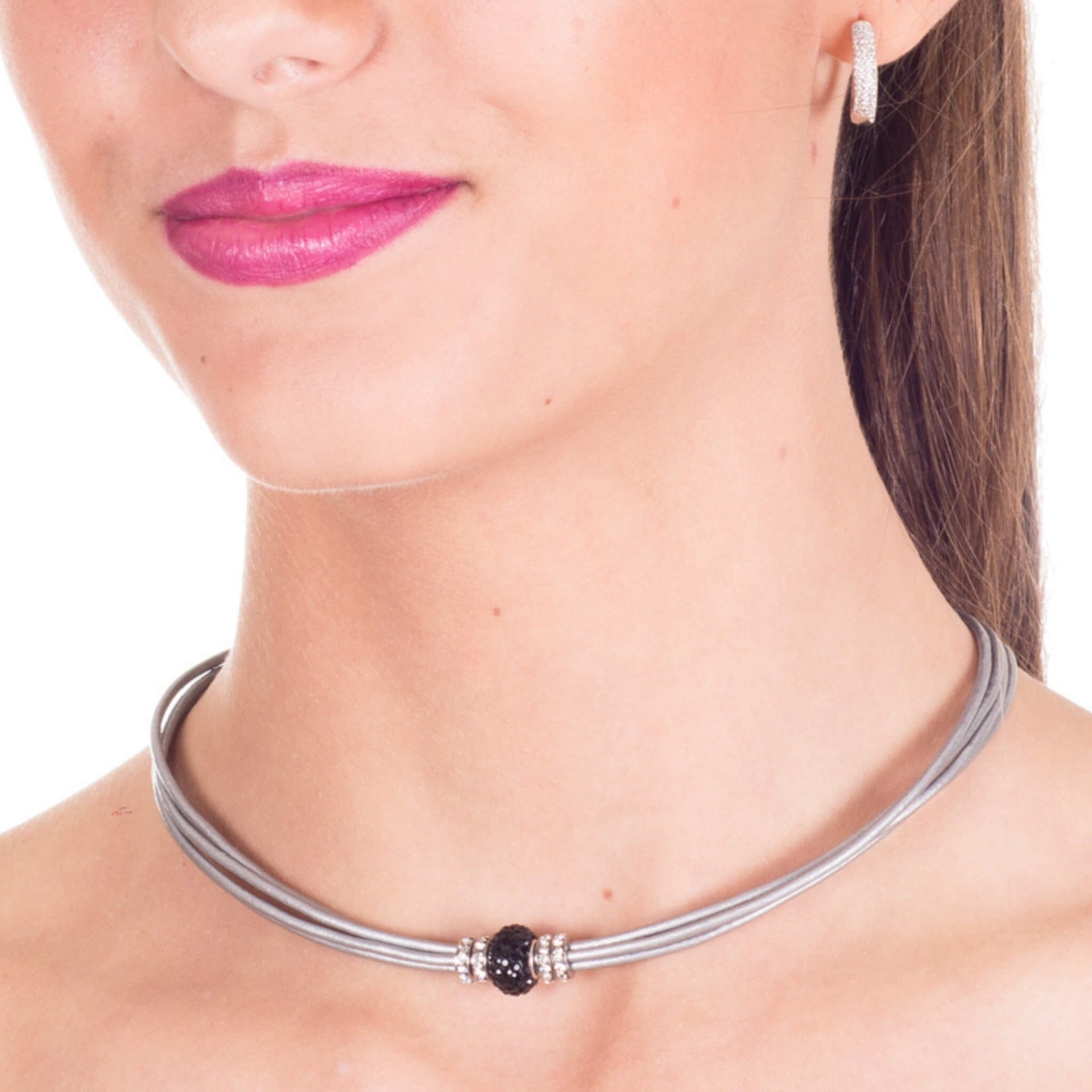 Collar gargantilla de cuero gris plata y brillantes de cristal negros