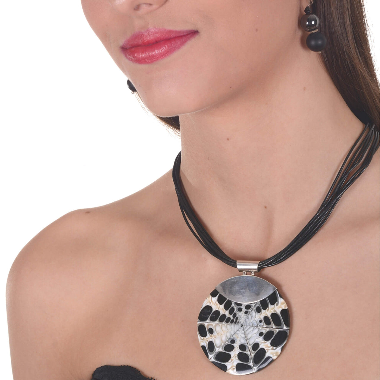 Collar de cuero negro y medallón de nácar y plata