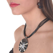 Collar de cuero negro y medallón de nácar y plata