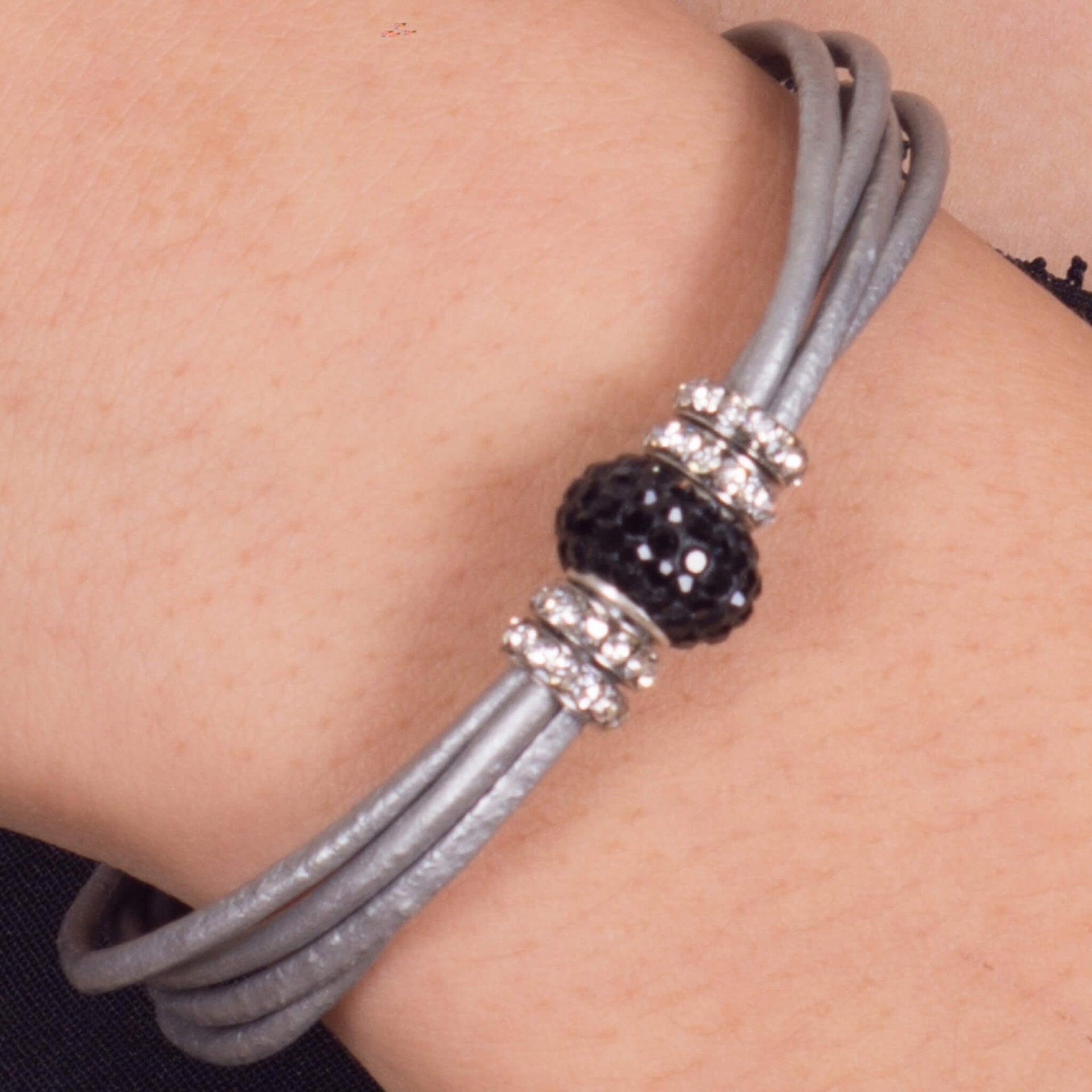 Pulsera de cuero gris plata y brillantes de cristal negros