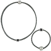 Set de pulsera y collar  de cuero sintético trenzado gris y rondelles de strass