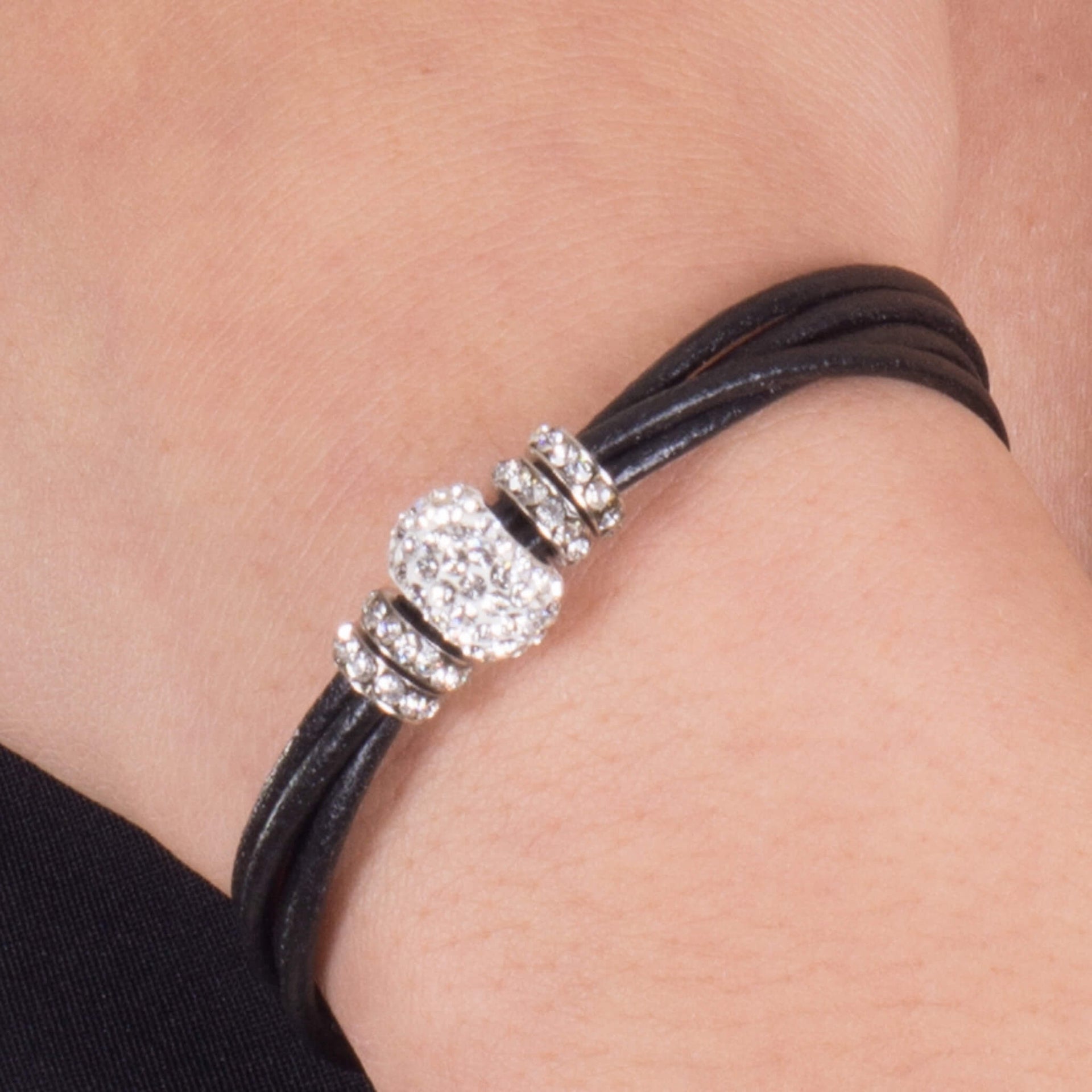 Pulsera de cuero negro y brillantes de cristal blancos